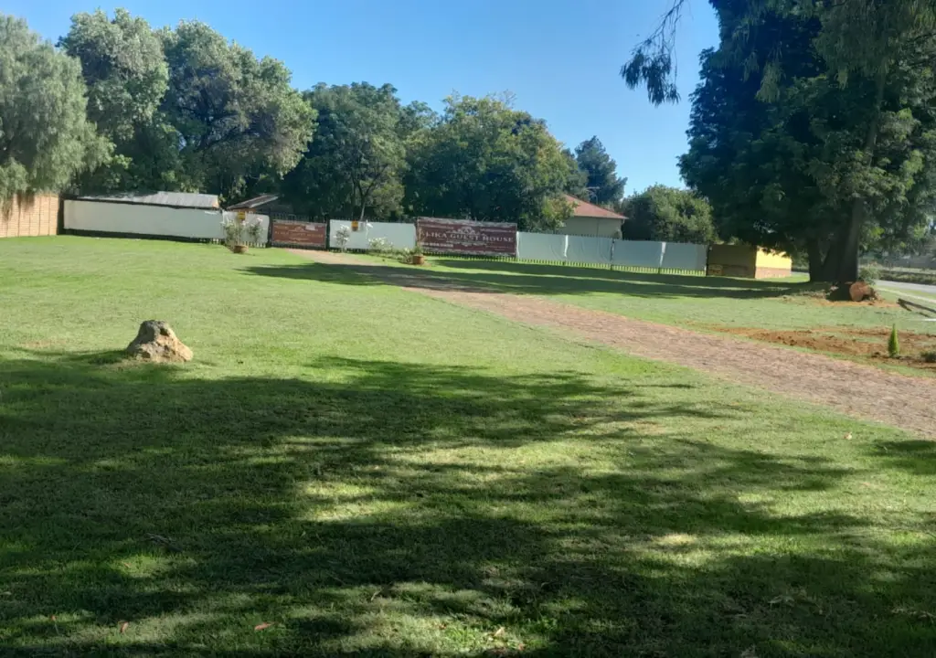 Beautiful garden at Alika Guest House in Benoni, featuring lush greenery and seating areas for guest relaxation.